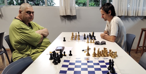 Friese jogando xadrez
