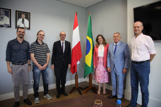 Embaixador da Áustria é recebido com bandeira do país