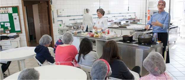 Crianças aprendem a cozinhar