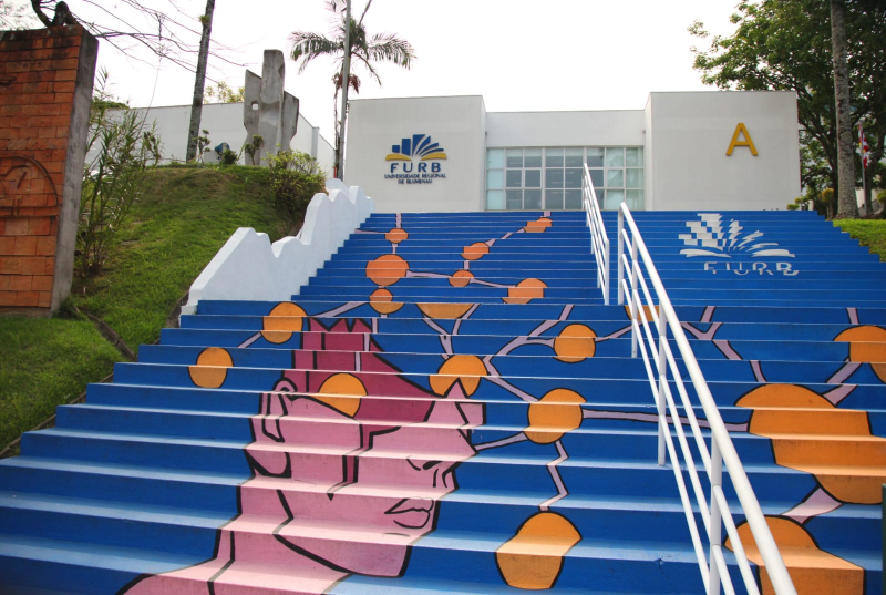 Escadaria do campus 1 da FURB