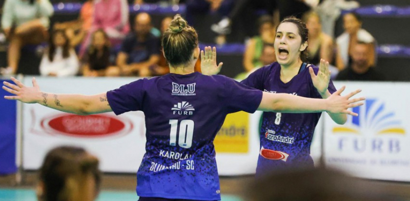 Atletas comemoram terceiro lugar na liga de handebol feminino.