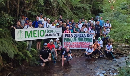 Integrantes da ONG em travessia do Parque Nacional 
