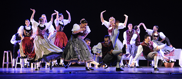 Por quatro décimos, Grupo de Danças Alemãs fica em terceiro no Festival de Dança de Joinville