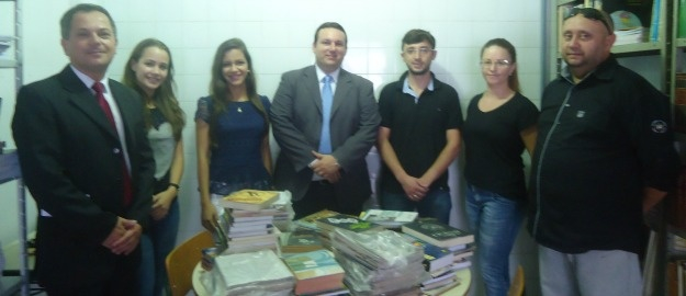 Alunos da FURB fazem doação de livros ao Presídio