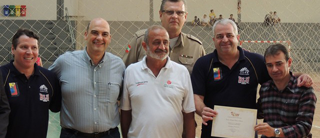 Técnico do Bluvolei é homenageado pela Confederação Brasileira de Voleibol