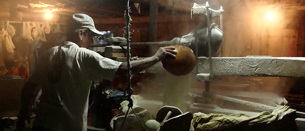 Exposição na Biblioteca mostra o fazer artesanal da farinha de mandioca
