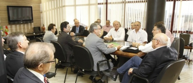 Reitor da FURB participa de reunião com o governador Raimundo Colombo