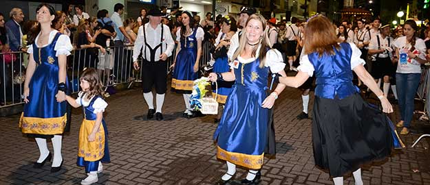 Imagens: Grupo FURB no desfile de abertura da Oktoberfest