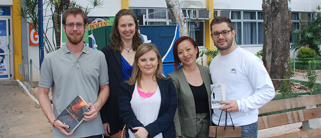 Visitantes da Suécia doam livros para projeto do DCE