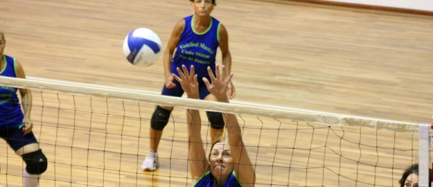 Equipes catarinenses levam a maioria dos troféus em torneio de voleibol feminino máster